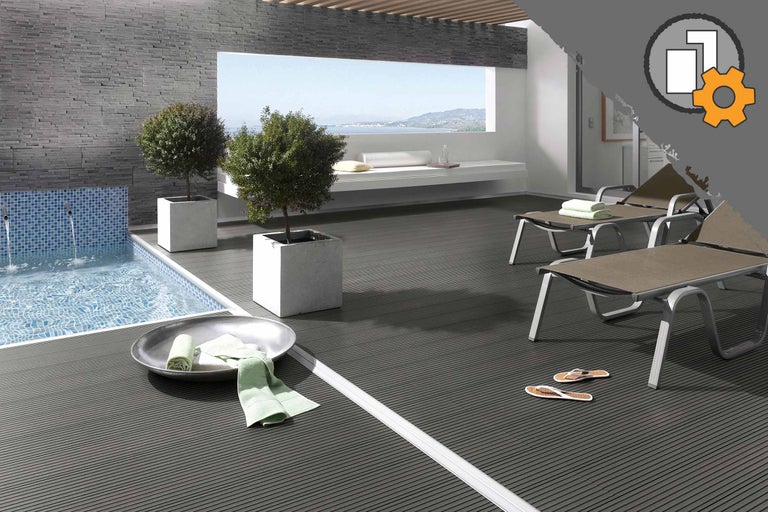Terrasse avec piscine, chaises longues et pots de fleurs pour une atmosphère de détente en plein air