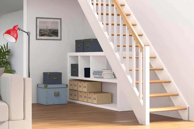 Wohnraum mit Treppe, Regal und Aufbewahrungsboxen.