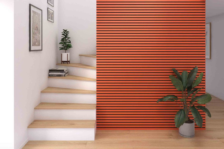 Photo d'intérieur d'une pièce avec escalier et panneaux acoustiques au mur