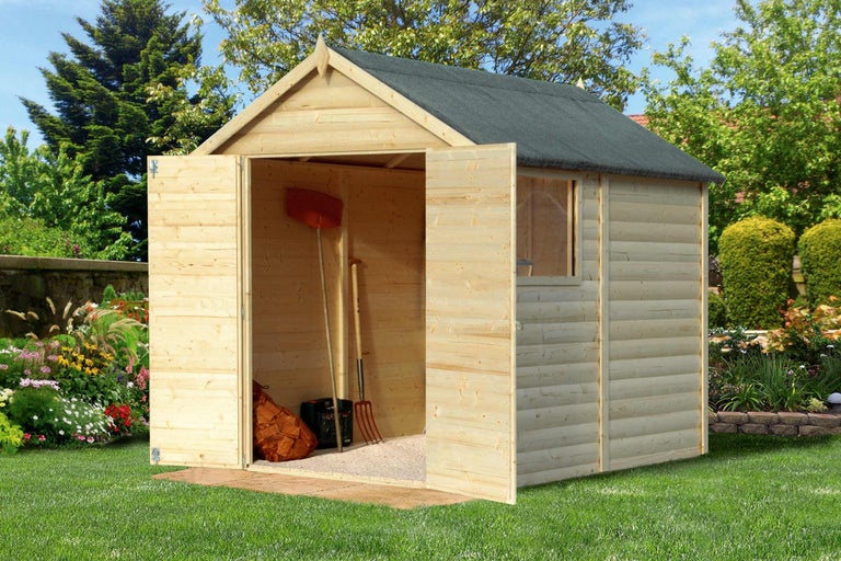 Gartenschuppen aus Holz mit geöffneten Türen und Gartenwerkzeugen im Inneren