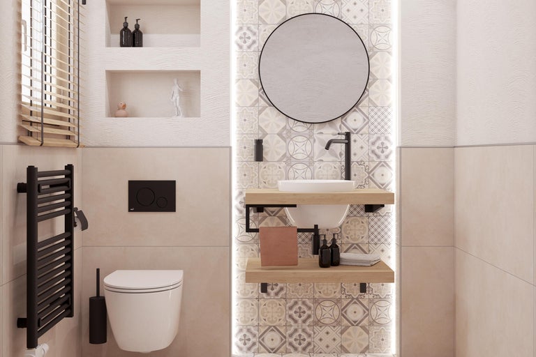 Helles Badezimmer mit Toilette, Waschbecken, Spiegel und Heizkörper