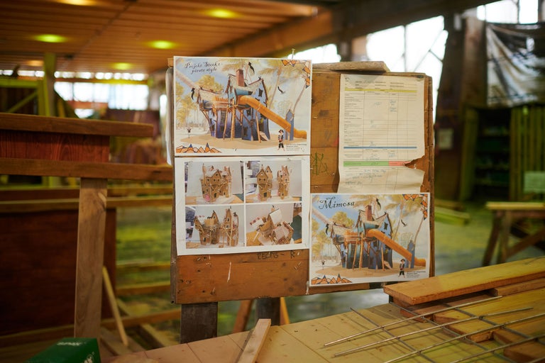 Holzwerkstatt mit Bauplänen für ein Spielhaus im Piratenstil