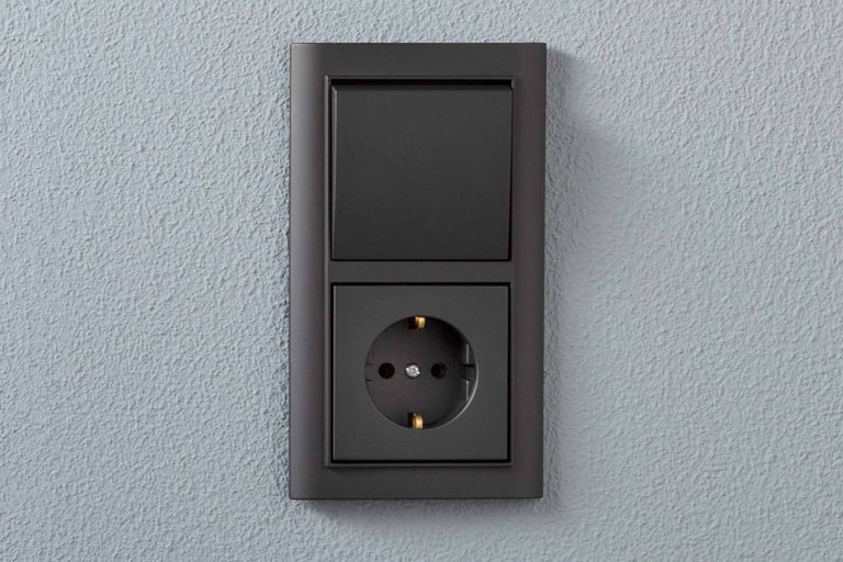 Schalter und Steckdose für die Elektroinstallation