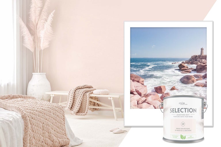 Helles Wohnzimmer mit Style Color Selection Wandfarbe, Meerbild und Dekoration