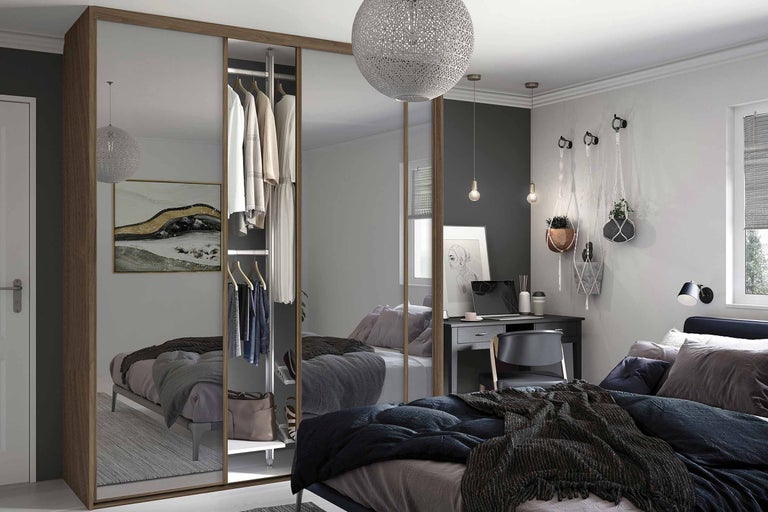 Schlafzimmer mit großem Schiebetürenschrank mit Spiegel