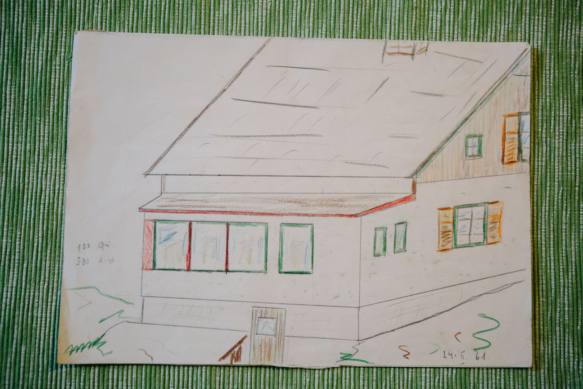 Skizze eines Hauses mit Satteldach und mehreren Fenstern