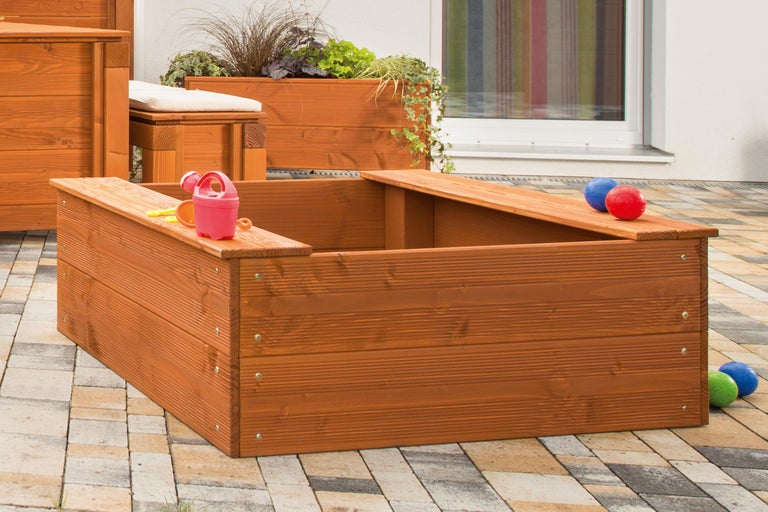Holzsandkasten mit Deckel und Spielzeug