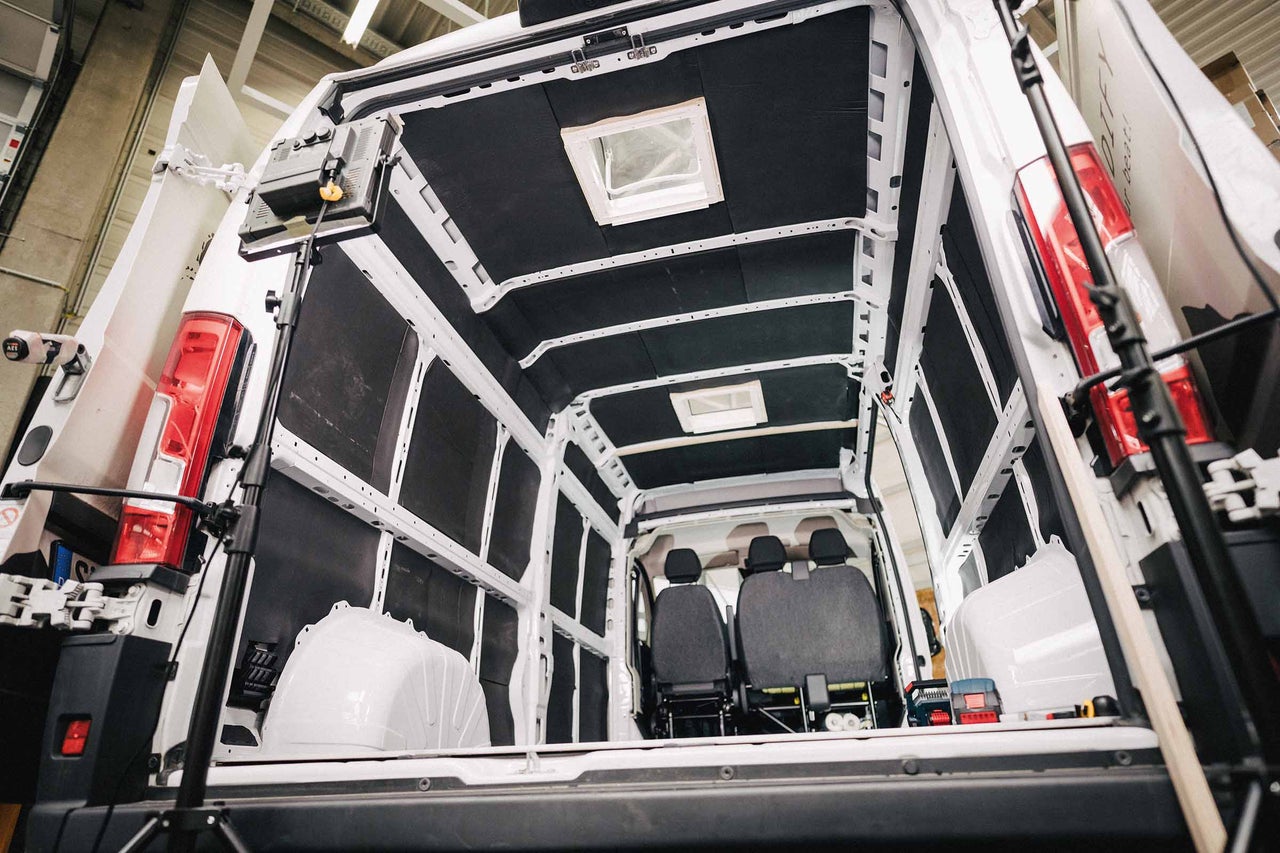 Intérieur d'un camionnette avec isolation montée sur les murs et le plafond