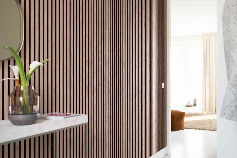 Revêtement mural décoratif composé de panneaux de bois dans le couloir