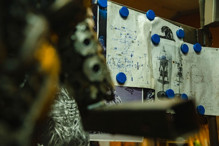 Skizzen und Notizen mit Magneten an einer Wand befestigt.