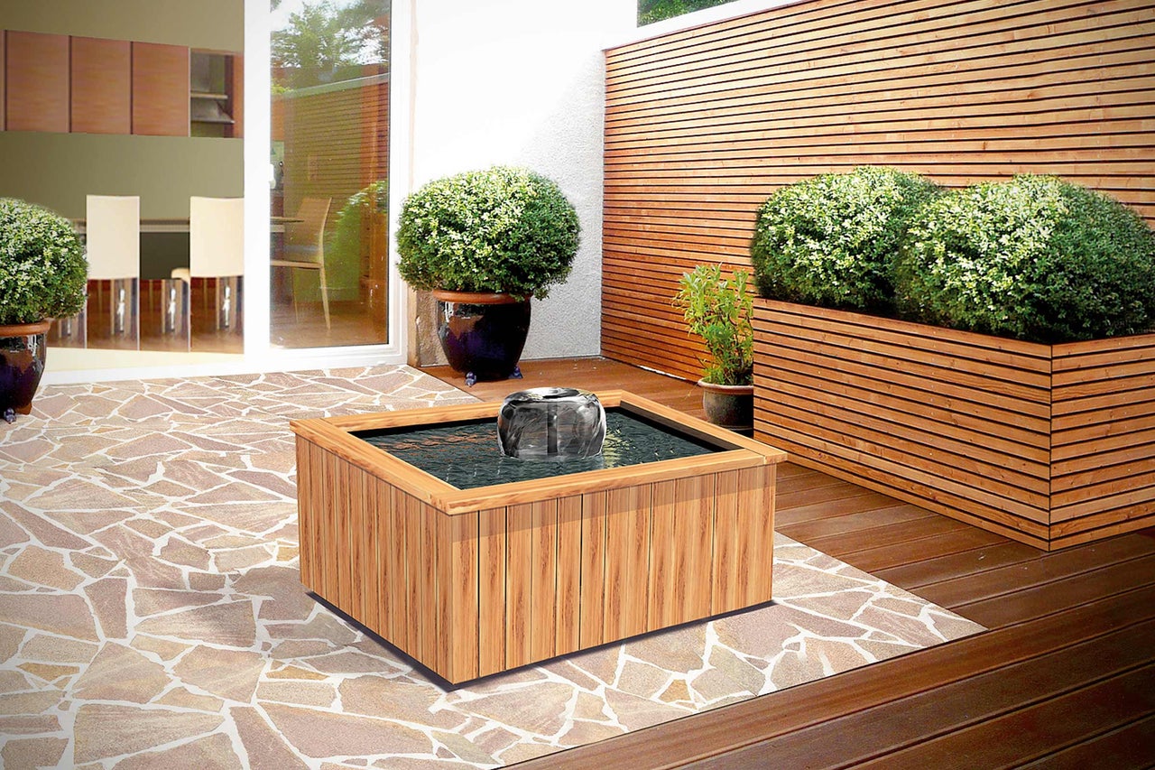 Jardin avec jeux d'eau, plantes et éléments en bois