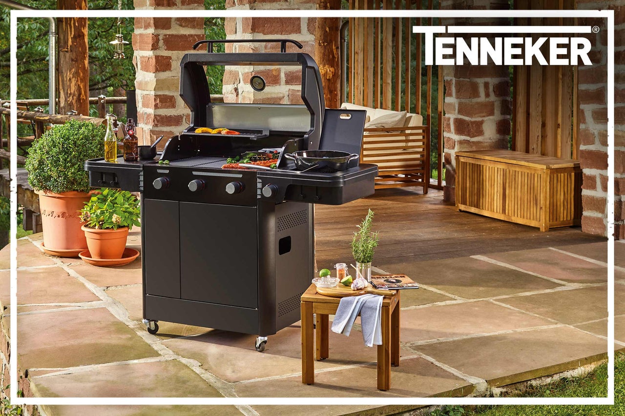 Grill Tennesser sur une terrasse avec des ustensiles de cuisine