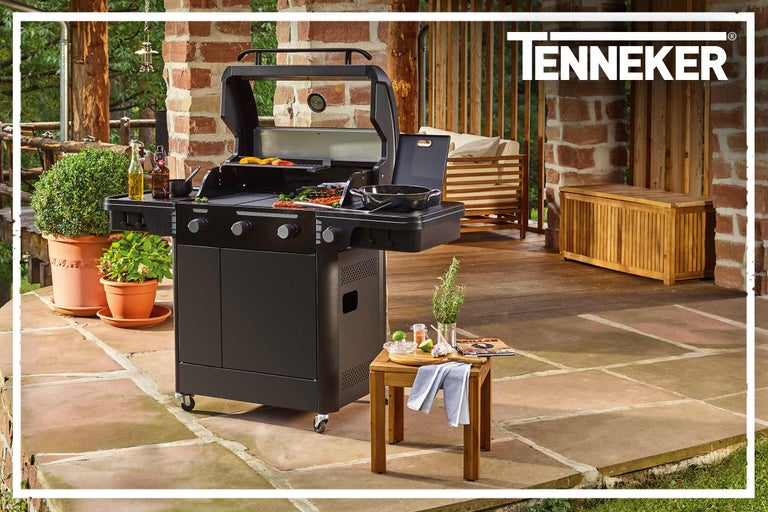 Grill Tennesser sur une terrasse avec des ustensiles de cuisine