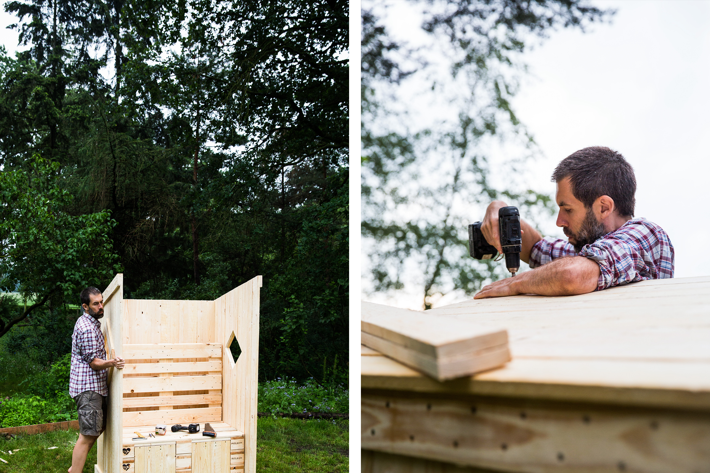 Mann baut ein Holzspielhaus mit Elektrowerkzeugen im Garten.