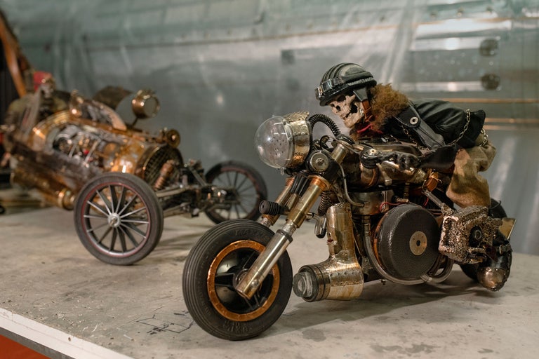 Dekorative Skulpturen aus Metall, die ein Steampunk-Motorrad und ein Auto darstellen