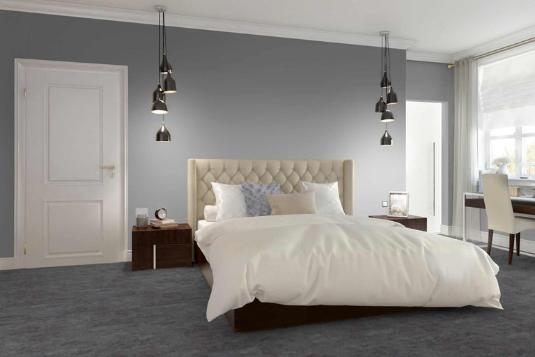 Chambre à coucher avec lit, tables de chevet, porte et suspensions