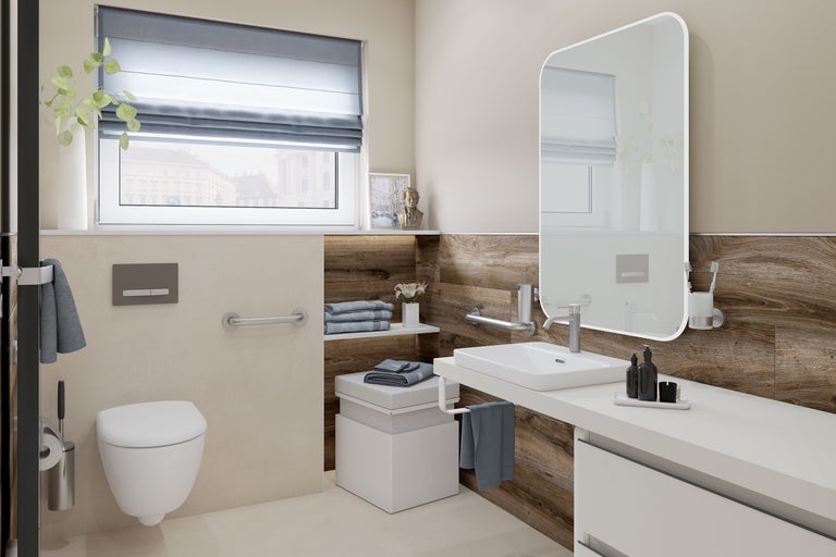 Salle de bains lumineuse avec toilettes, lavabo, miroir et serviettes