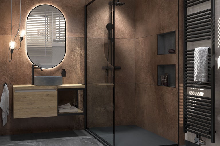 Helles Badezimmer mit Dusche, Waschbecken, Spiegel und Handtuchwärmer