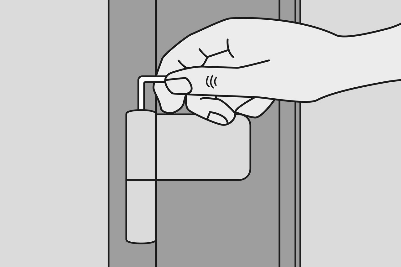 Illustration de l'utilisation d'une ferrure de fenêtre avec une clé à ergots.