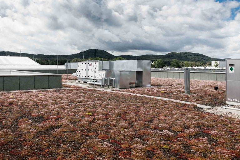 Toit végétalisé avec système de ventilation et vue sur le paysage