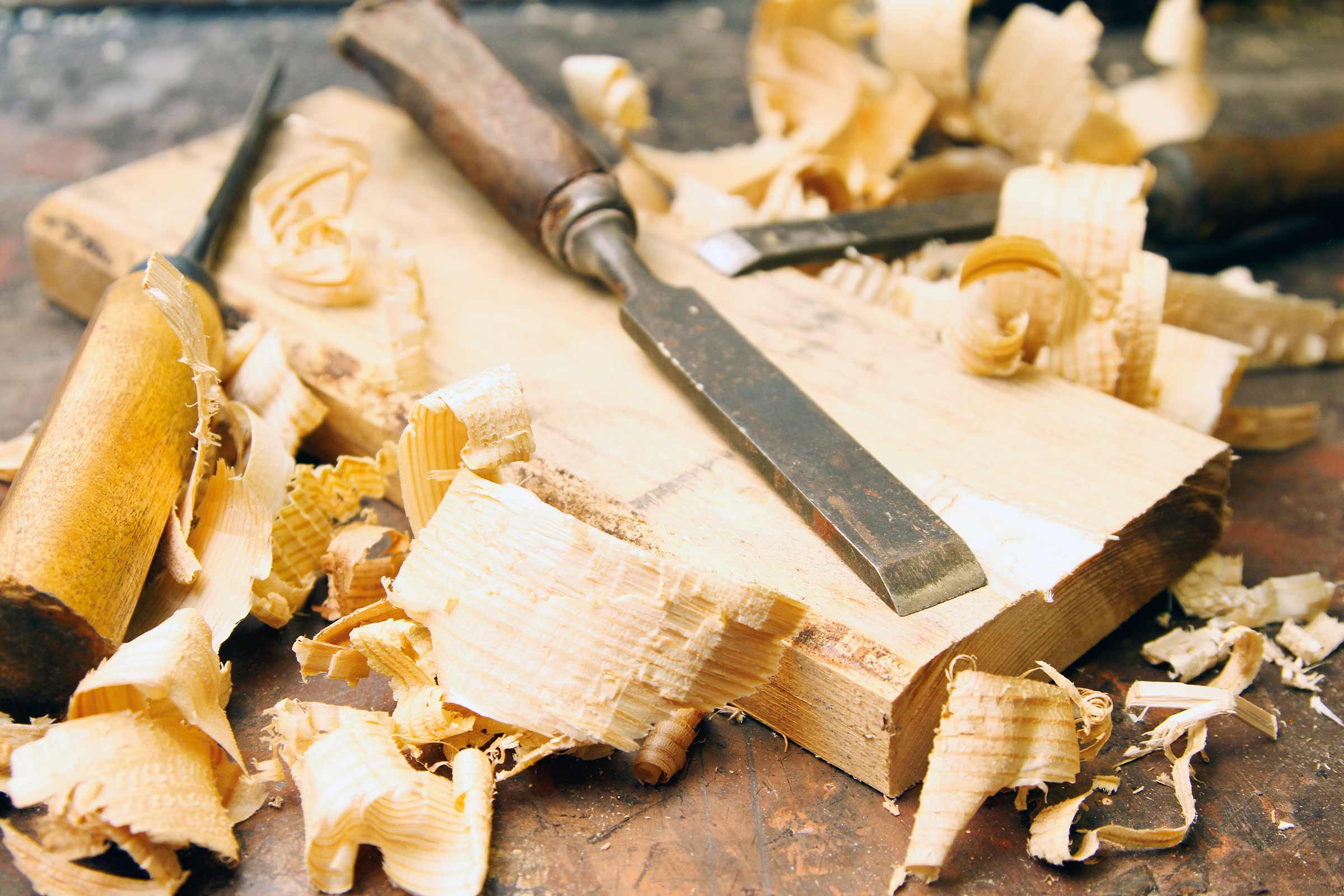 Stecheisen und Holzspäne auf einem Werkstück