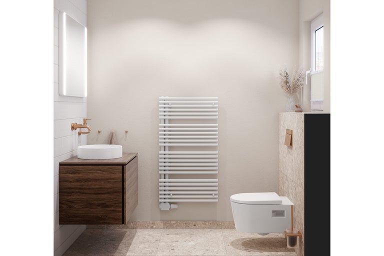 Salle de bains moderne et lumineuse avec meuble sous-vasque aspect bois foncé, vasque blanche, robinet en cuivre et radiateur sèche-serviettes.