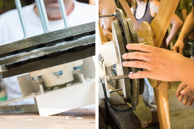 Detailansicht eines Windgenerators in der Herstellung mit Holzflügeln und Metallteilen