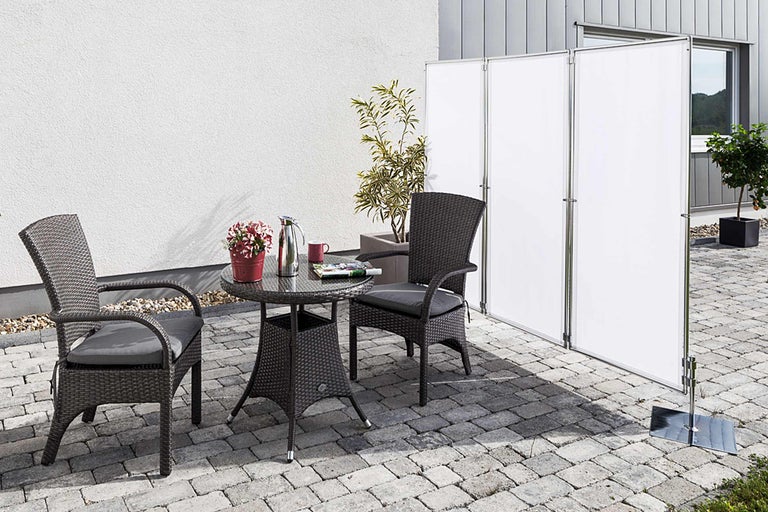 Terrasse avec mobilier en rotin et écran de confidentialité