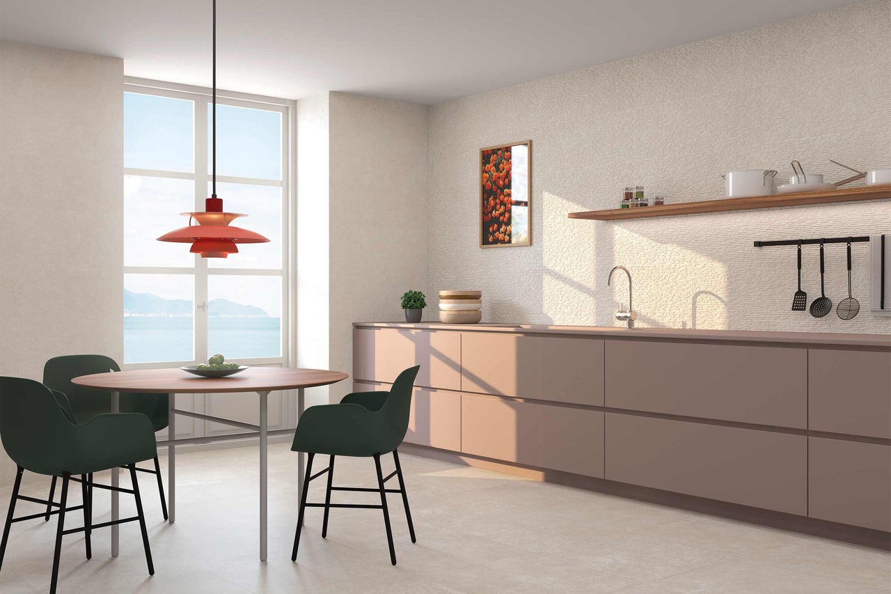 Cuisine lumineuse avec table à manger, chaises et kitchenette.