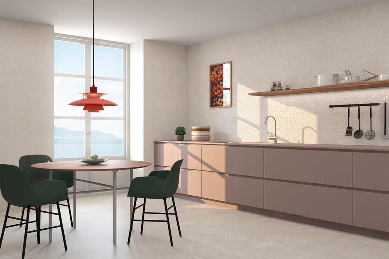 Cuisine lumineuse avec table à manger, chaises et kitchenette.