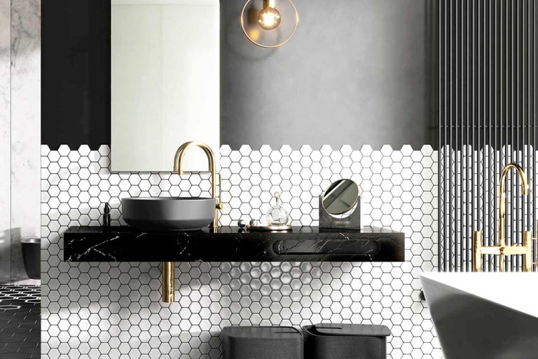 Salle de bains moderne avec lavabo, miroir et carreaux hexagonaux