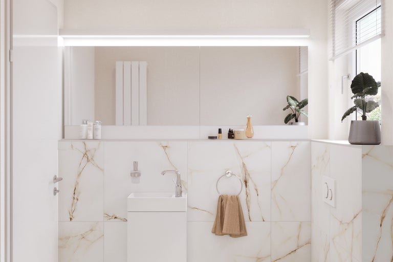 Salle de bain lumineuse avec lavabo, miroir et carrelage en marbre