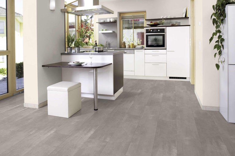 Cuisine claire avec sol en vinyle gris aspect bois