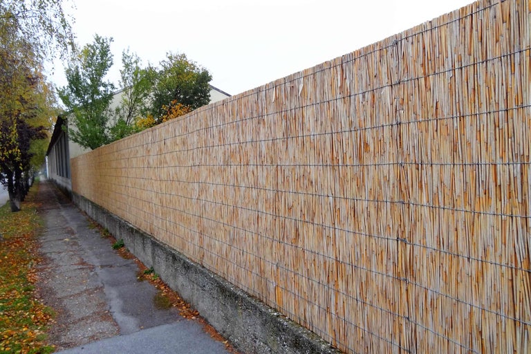 Tapis de bambou comme écran d'intimité dans le jardin