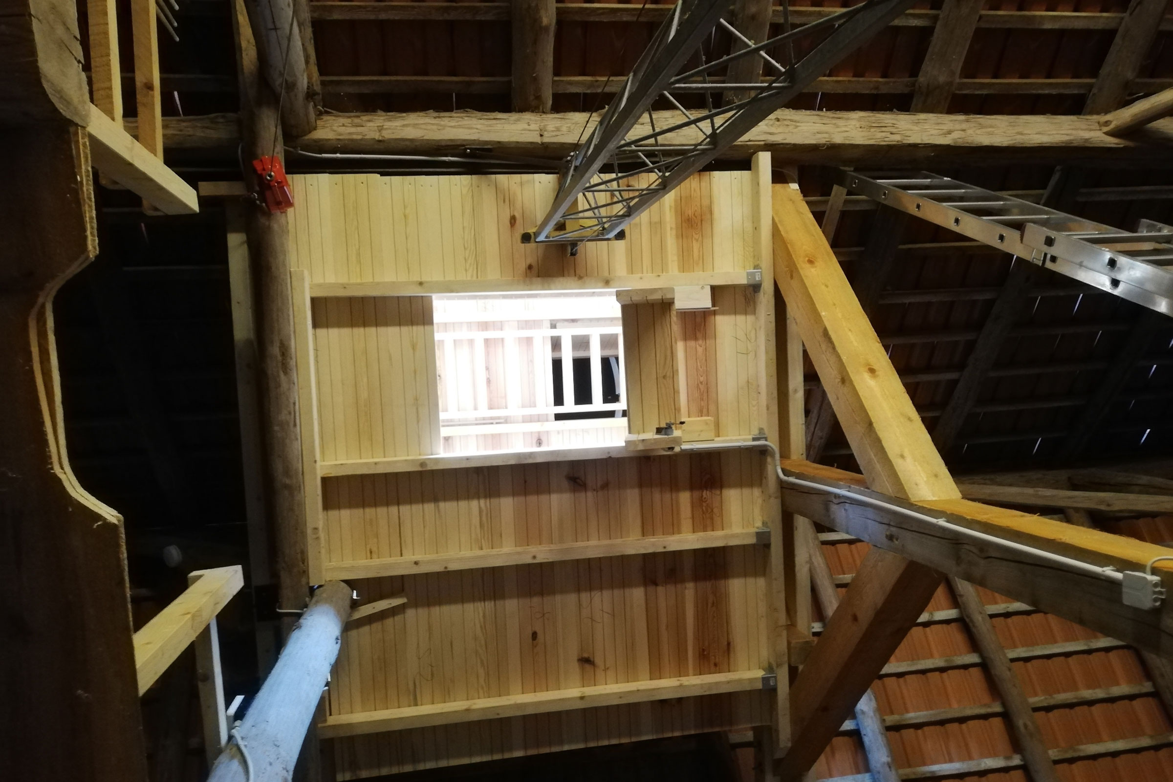 Construction en bois dans un grenier avec chevrons et échelles