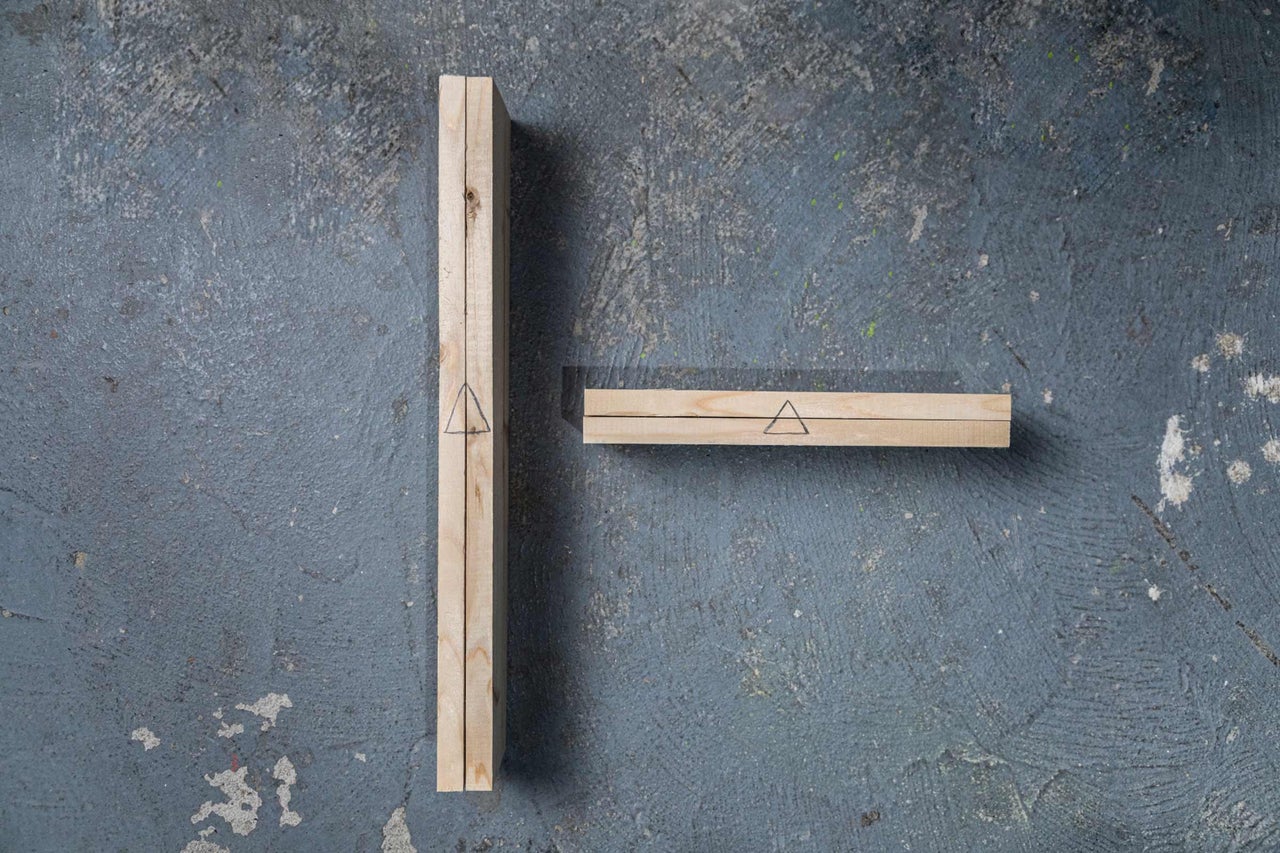 Deux morceaux de bois avec un symbole triangulaire