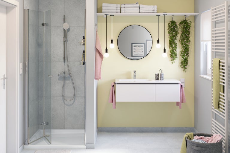 Salle de bains avec douche, lavabo, miroir et sèche-serviettes