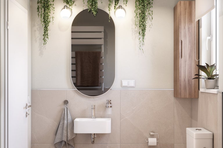 Helles Badezimmer mit Spiegel, Waschbecken, Toilette und Holzschrank