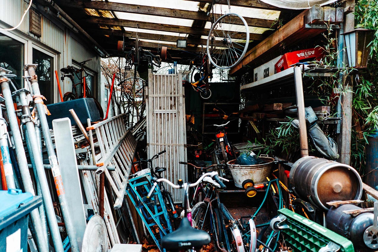 Vue d'un hangar surpeuplé avec des vélos, des échelles et d'autres objets