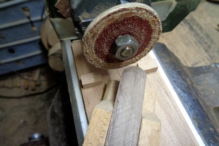 Travail du bois avec une meuleuse et un disque abrasif