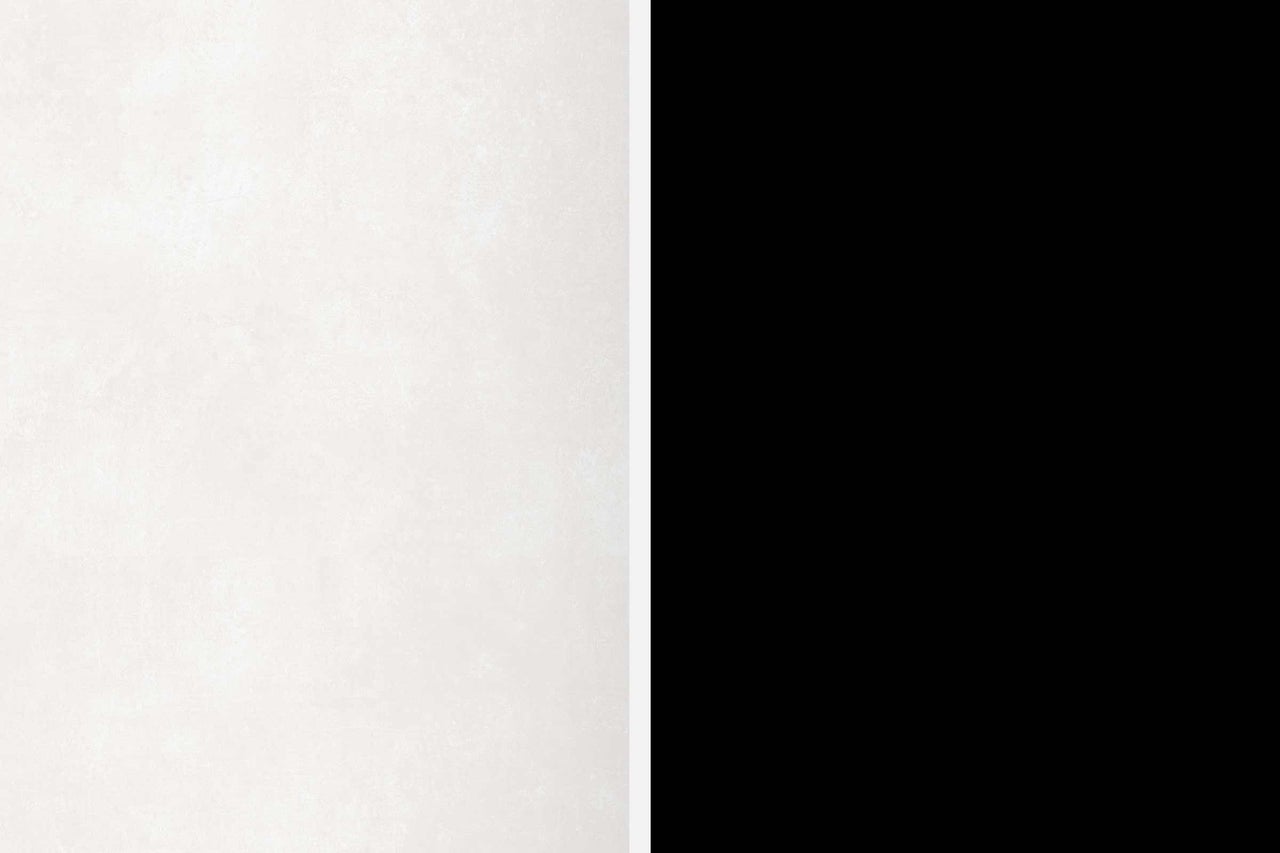 Carreau mural clair à côté d'une surface noire