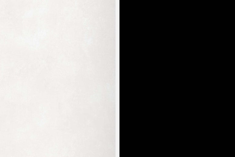 Carreau mural clair à côté d'une surface noire