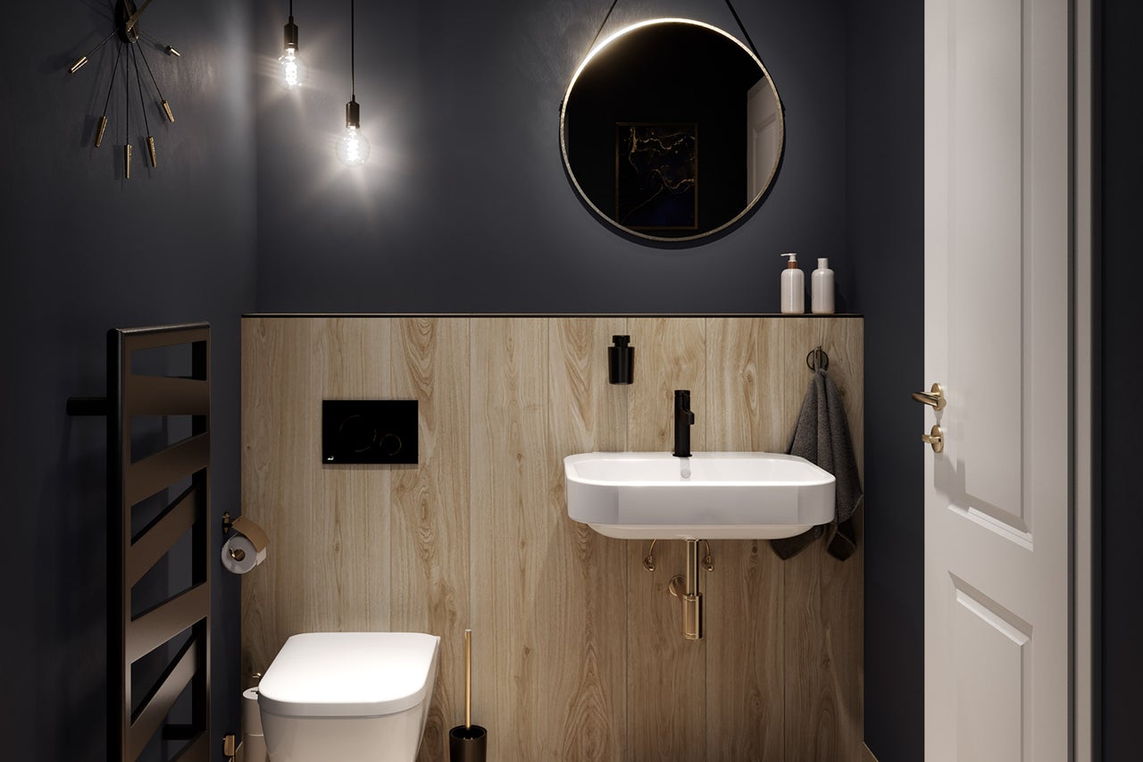 Salle de bains moderne, murs bleu foncé, lambris bois clair, WC suspendu blanc, lavabo avec robinet noir et miroir rond.