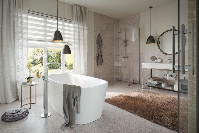 Salle de bain avec baignoire, douche, lavabo et accessoires pour une ambiance relaxante