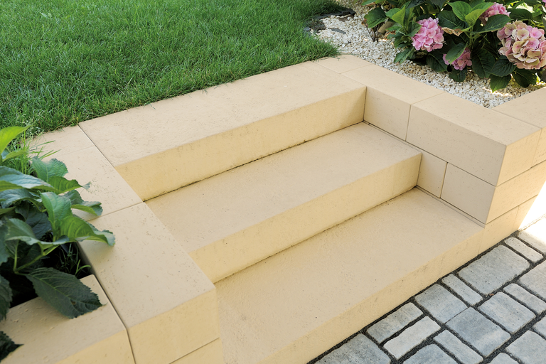 Escalier extérieur en blocs de béton dans le jardin