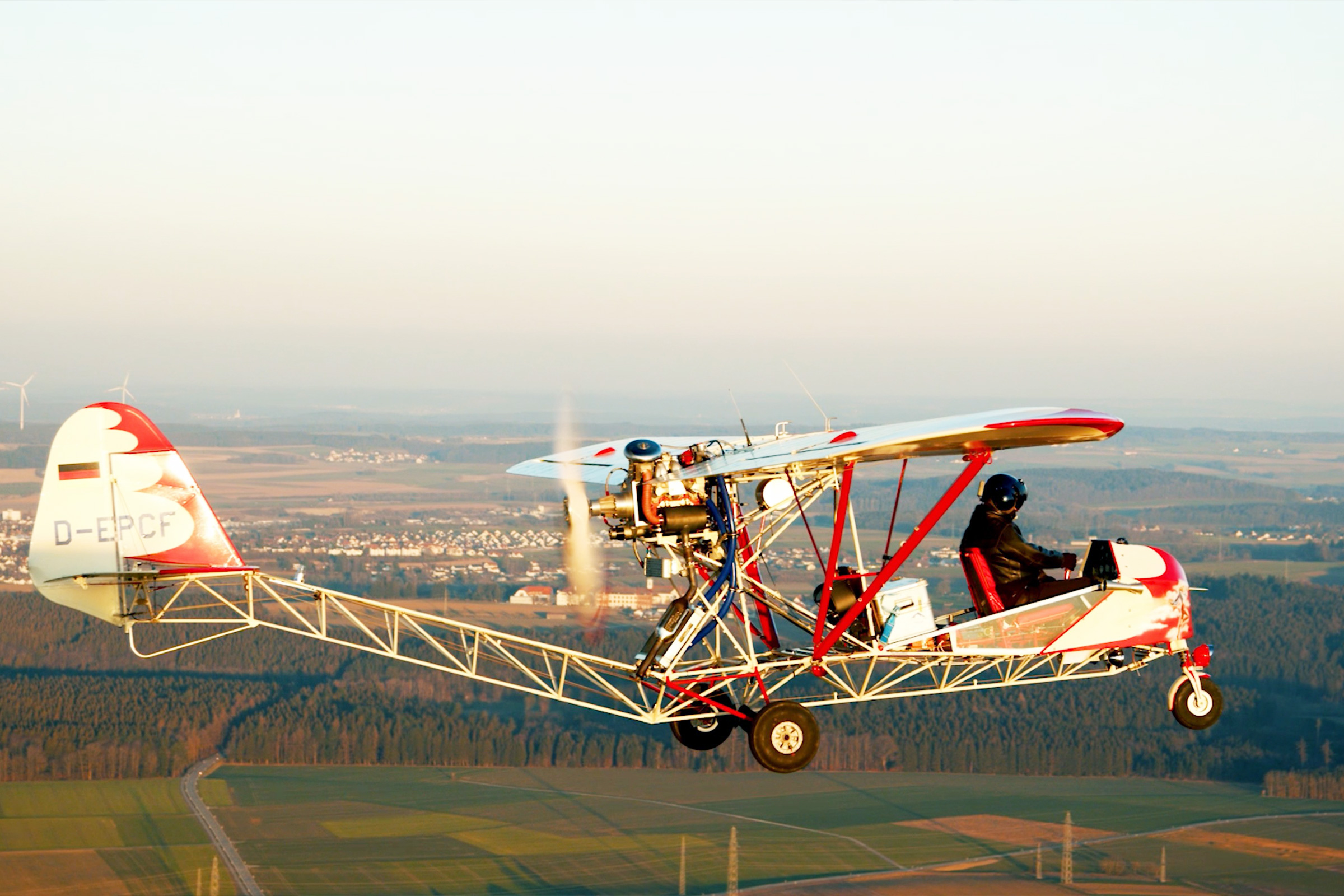Ultraleichtflugzeug im Flug mit Pilot