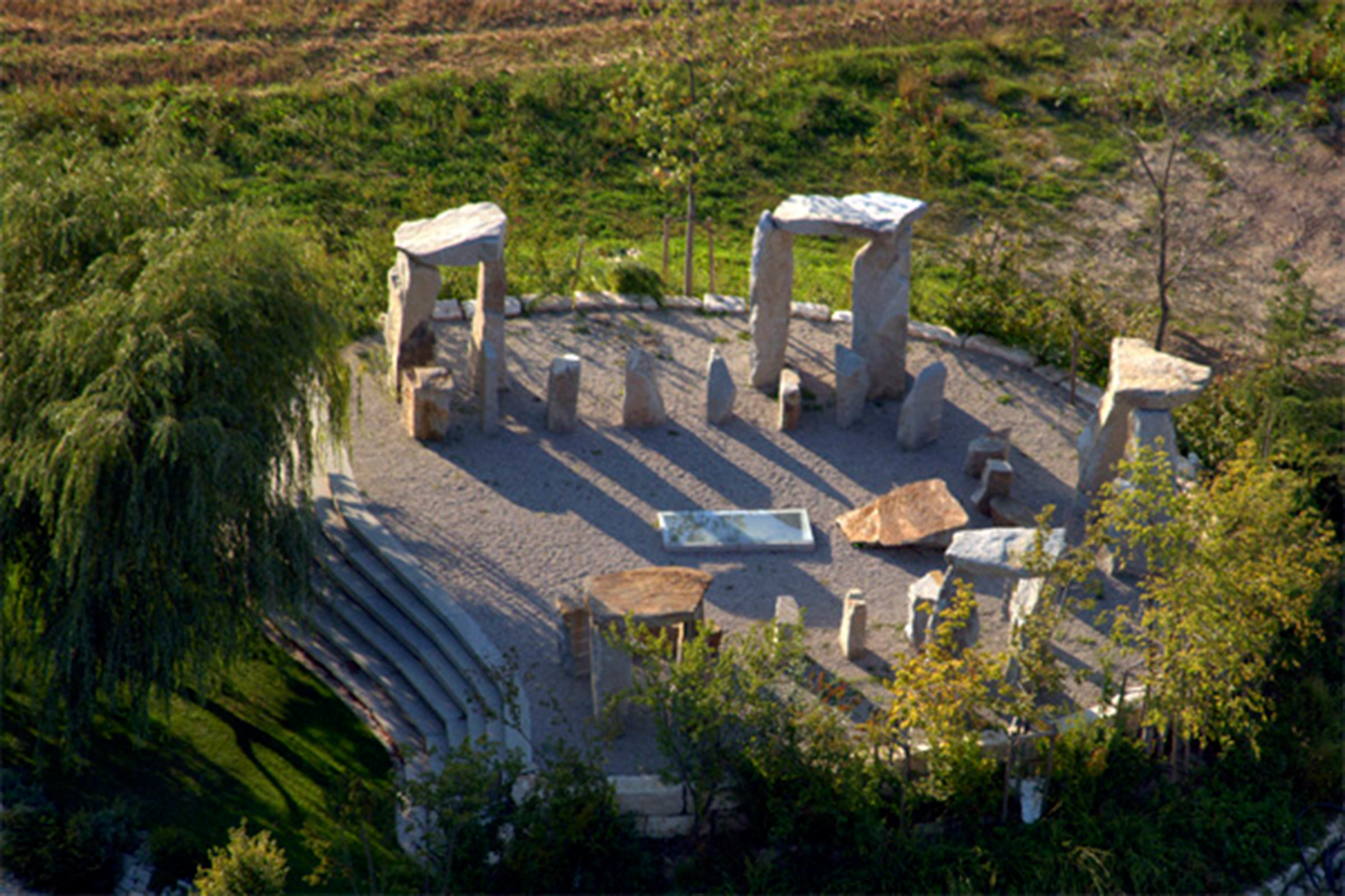 Landschaftsgestaltung mit Steinelementen in einem Garten