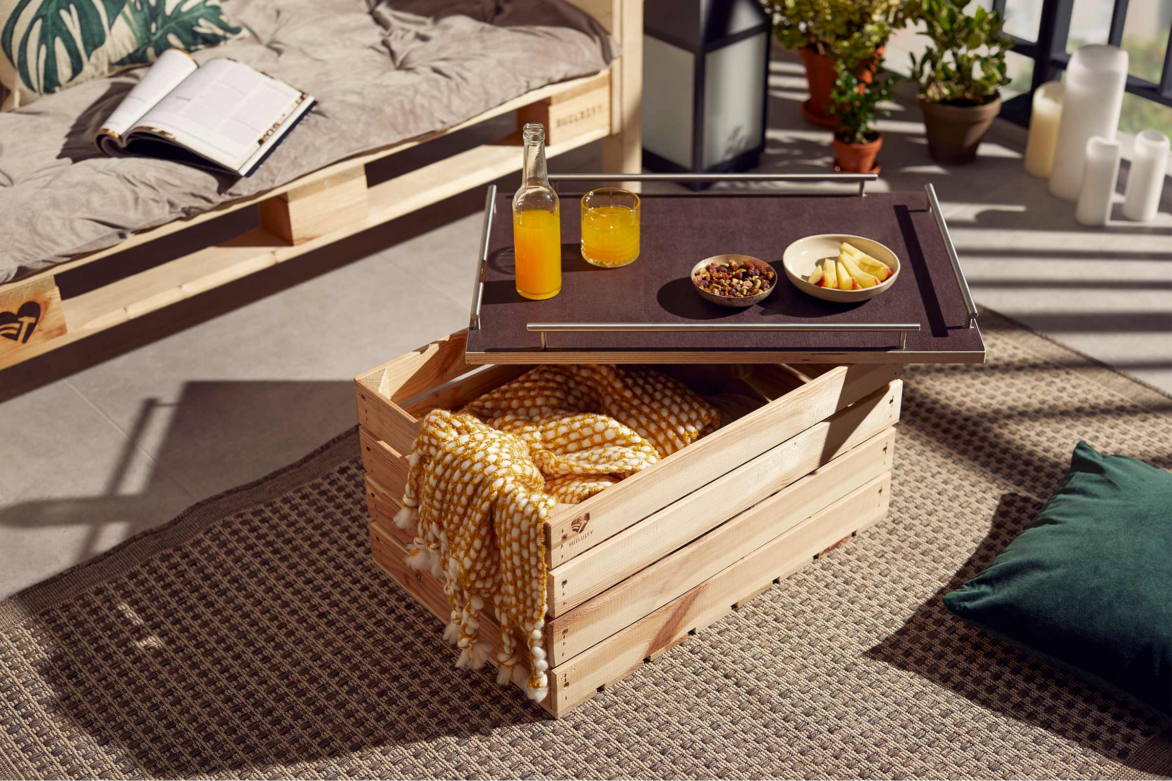 Ambiance d'intérieur avec meubles en palettes de bois, boissons et collations sur un plateau