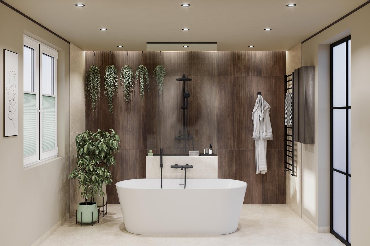Salle de bains moderne avec baignoire en îlot blanche, robinetterie noire, mur en bois, plantes et douche avec paroi vitrée.