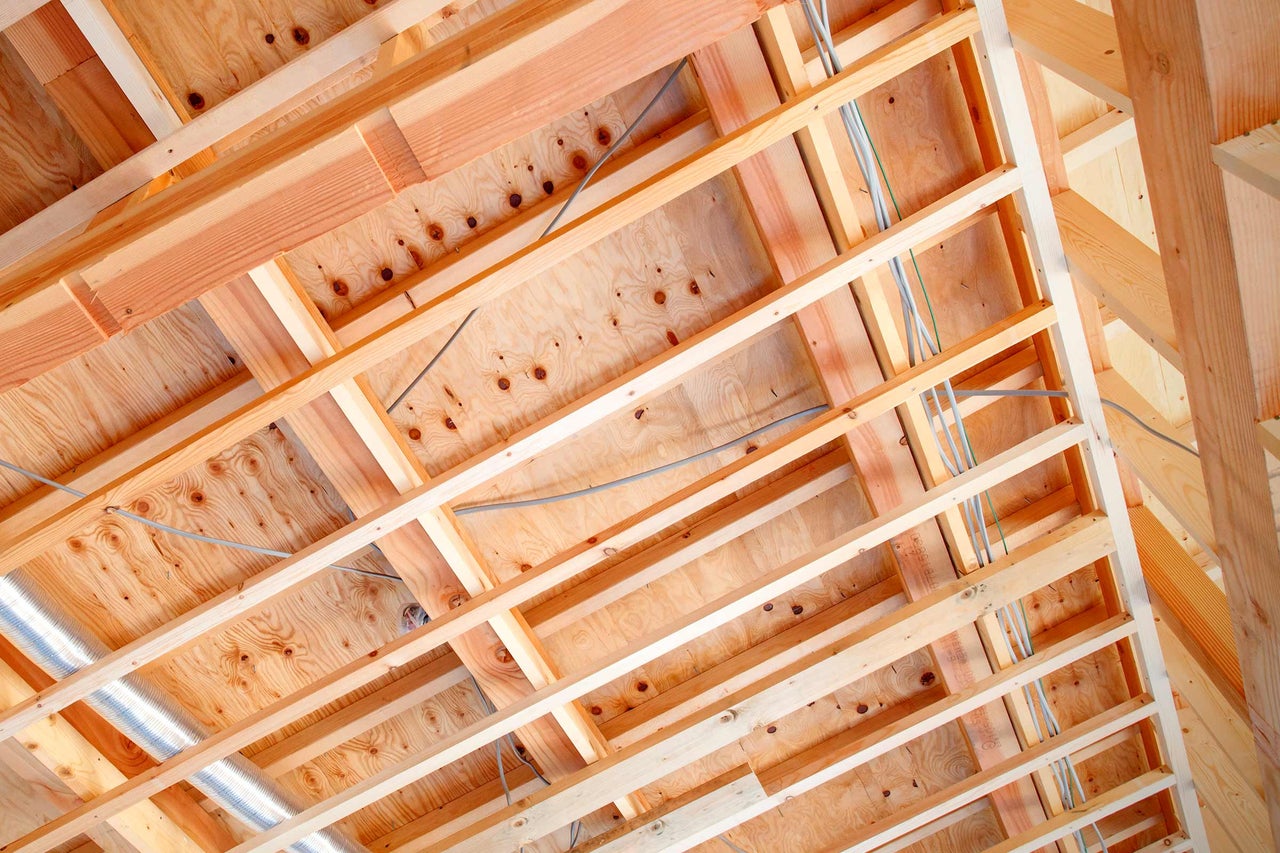 Construction à ossature bois avec poutres de plafond et câbles